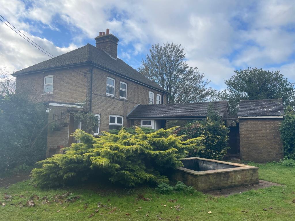 Lot: 84 - THREE-BEDROOM HOUSE FOR IMPROVEMENT - side view of property